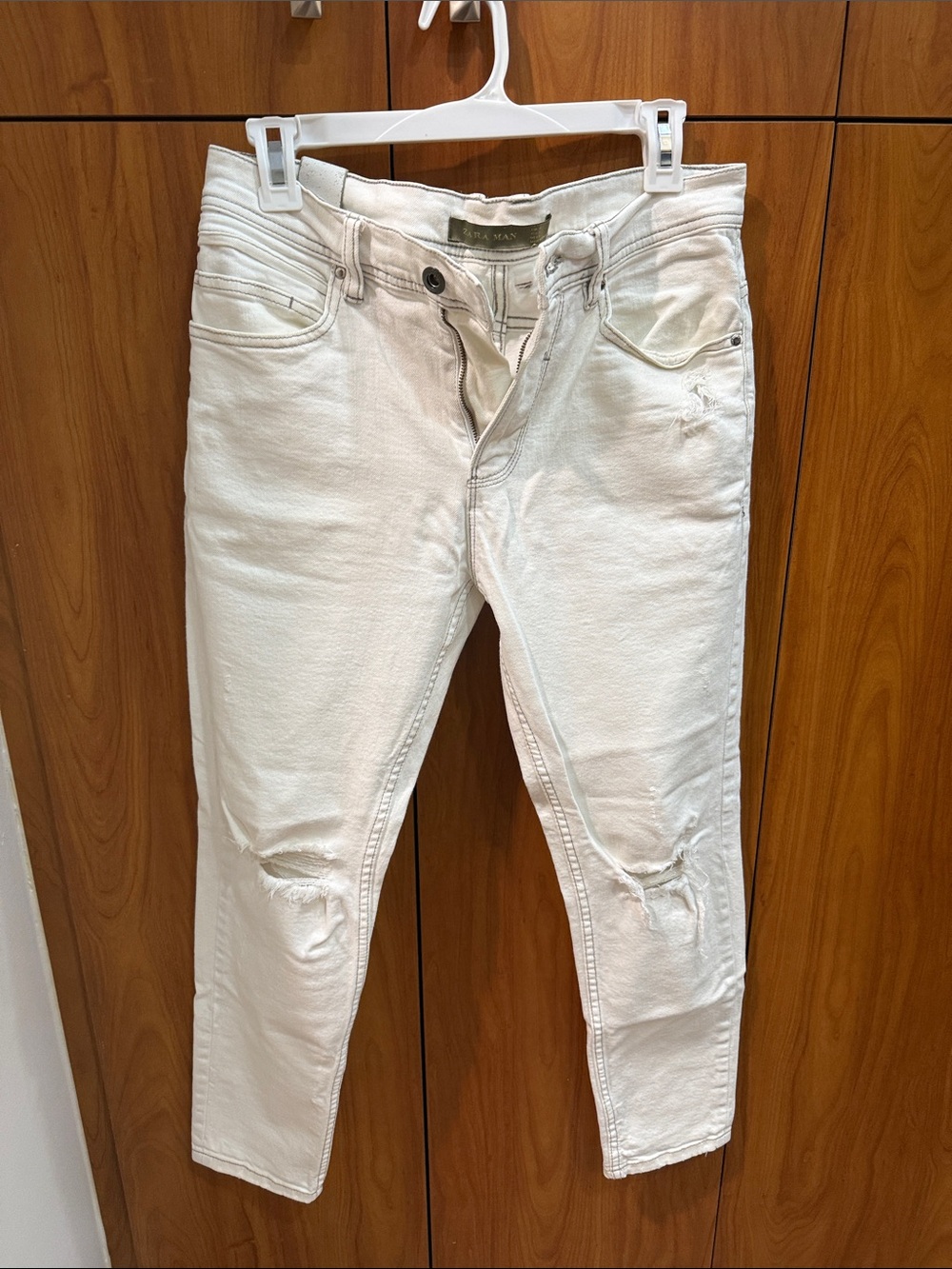 Zara White Skinny Jeans with Knee Rips